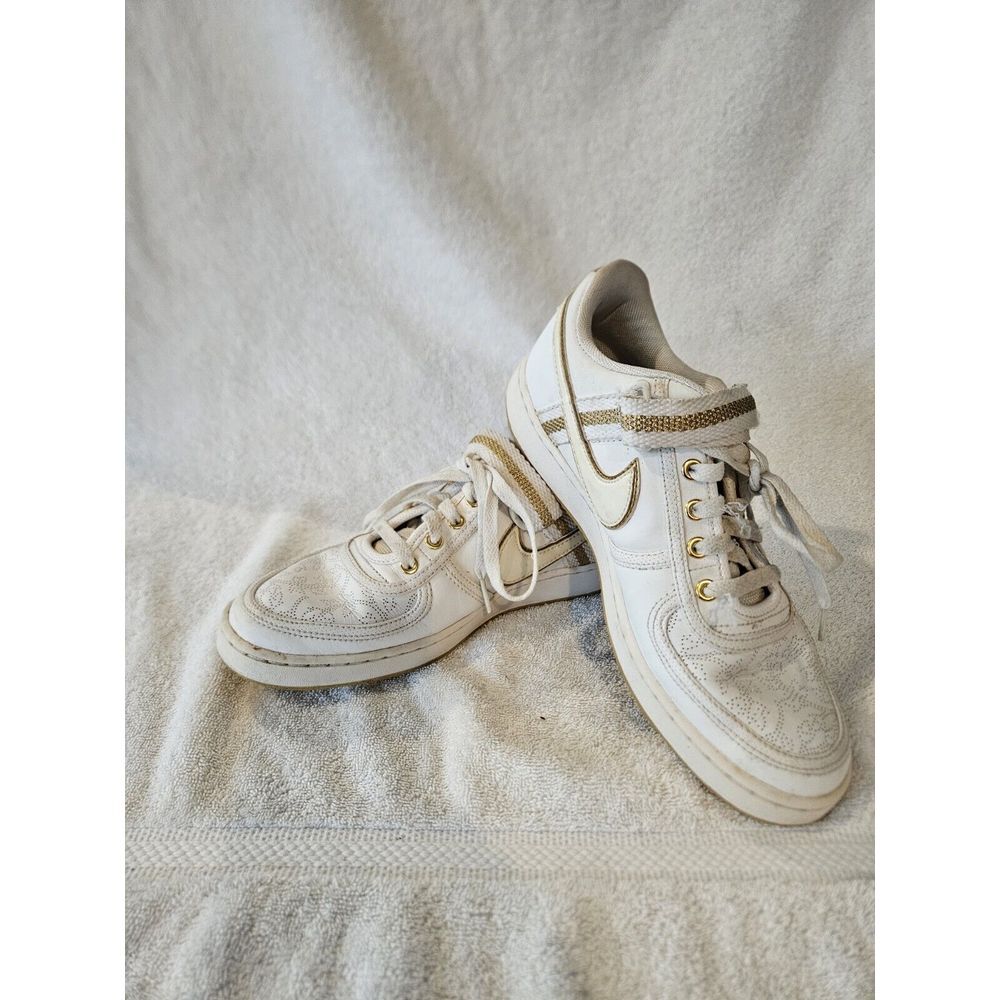 Nike Womans 10 Athletic Fashion shoes Sneakers Model 316555 Gold trim